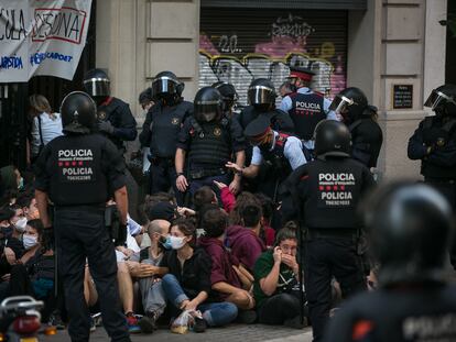 Mossos y activistas por la vivienda durante un desahucio en la calle de Còrsega, en septiembre de 2020.