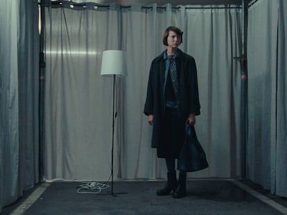 La actriz Eili Harboe, protagonista de 'The Architect', en el aparcamiento de alquiler de su personaje.