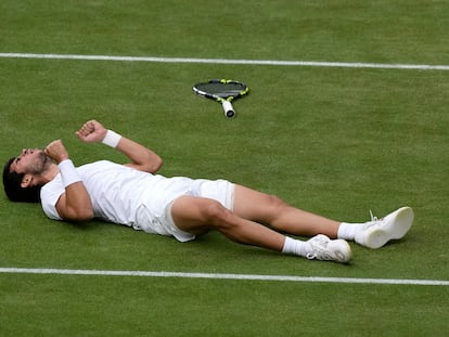 Alcaraz celebra su triunfo en Wimbledon ante Djokovic.