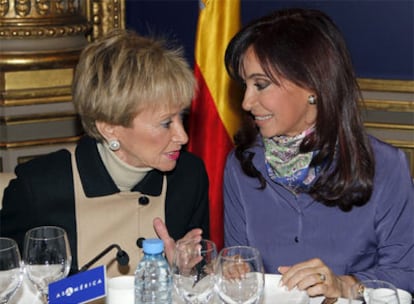 La vicepresidenta del Gobierno español, María Teresa Fernández de la Vega, a la derecha, conversa con la presidenta argentina, Cristina Fernández de Kirchner, en la Casa de América de Madrid.