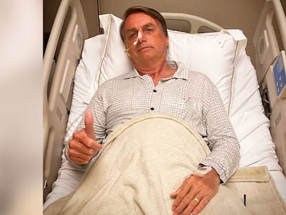 El presidente de Brasil, Jair Bolsonaro, posa en el hospital, tras ser ingresado por dolores abdominales, para una foto que ha tuiteado este lunes.