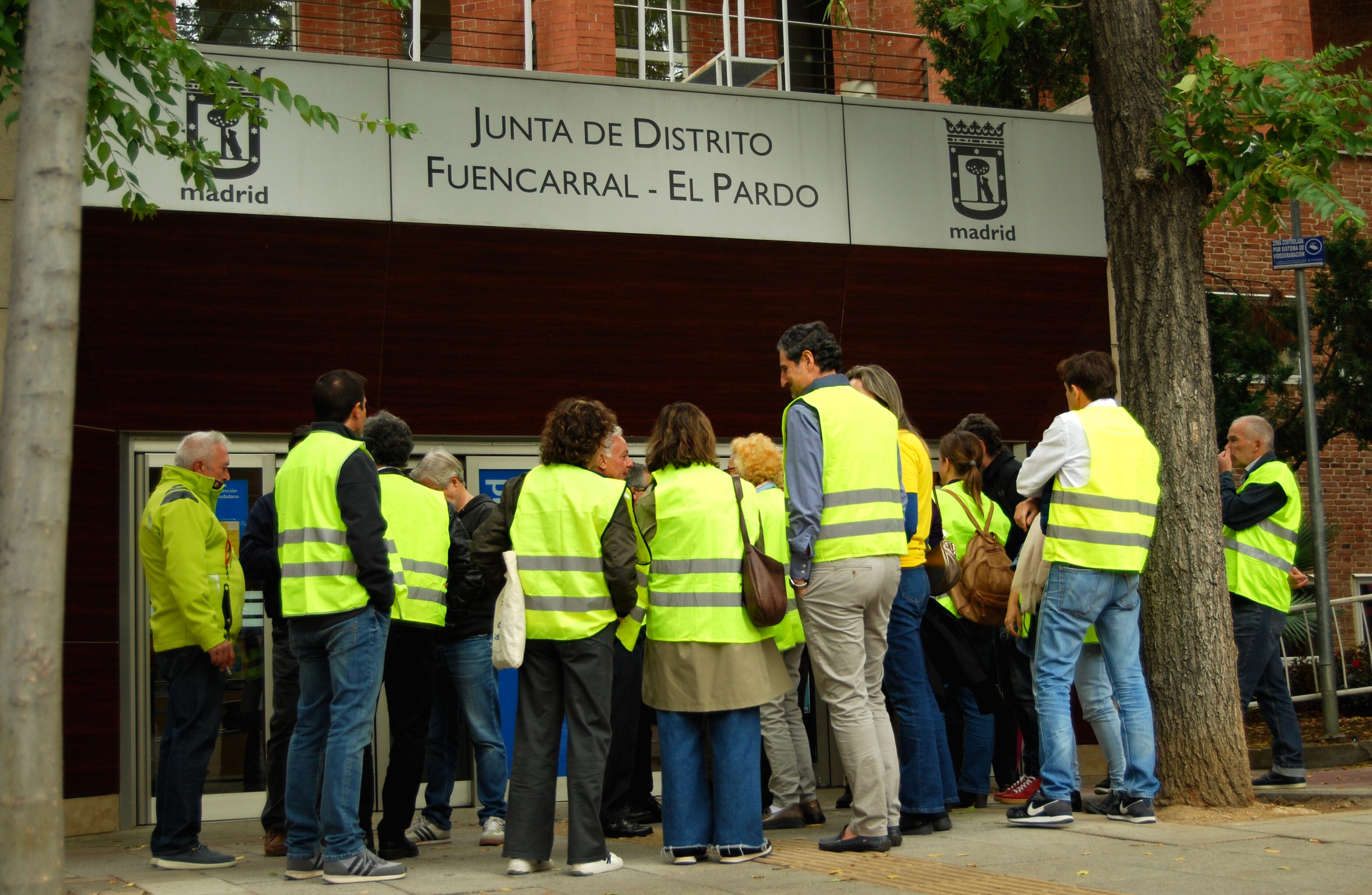 Varios vecinos de Montecarmelo vestían chalecos reflectantes como protesta contra el cantón a las puertas de la junta del distrito de Fuencarral-El Pardo