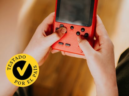 Una persona jugando con una GameBoy.