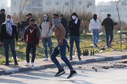 Un manifestante palestino arroja una piedra a las fuerzas israelíes durante una manifestación para protestar contra la expropiación de tierras palestinas en la entrada norte de la ciudad de Ramallah.
