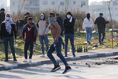 Un manifestante palestino arroja una piedra a las fuerzas israelíes durante una manifestación para protestar contra la expropiación de tierras palestinas en la entrada norte de la ciudad de Ramallah.