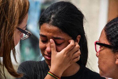 Estudante da escola atacada em Suzano é consolada.