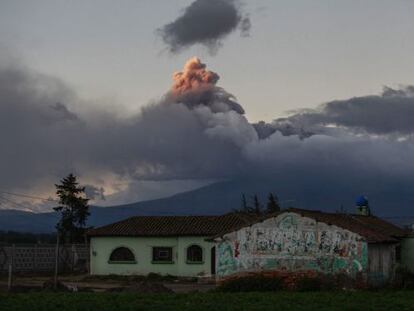 La nube de una explosión el sábado en el volcán Cotopaxi.