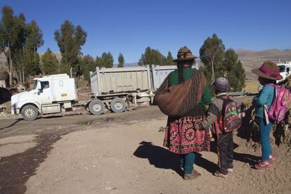 El paso de decenas de camiones diarios transportando minerales desde la mina Las Bambas por una carretera de tierra ha soliviantado a la población campesina del distrito peruano de Cotabambas, perteneciente a la etnia Chanka-Yanawara, debido a que levanta una densa polvareda que está arruinando sus cultivos y los pastos para su ganado, los dos pilares de la economía de esta región pobre del sur andino del país.