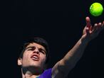 Carlos Alcaraz sirve durante su primer partido en Melbourne, en la Pista 17 de Melbourne Park.