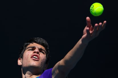 Carlos Alcaraz sirve durante su primer partido en Melbourne, en la Pista 17 de Melbourne Park.