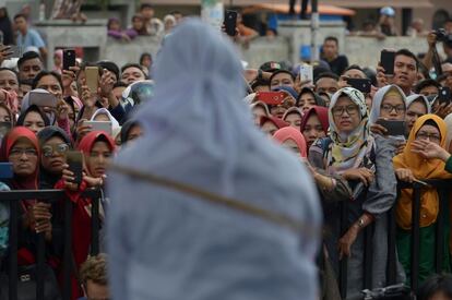 Público callejero asiste a una flagelación pública frente a una mezquita en la capital provincial Banda Aceh, en Sumatra (Indonesia).