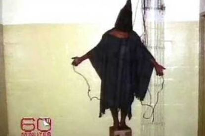 Alí Shalal al Kaisi, mientras era torturado en la prisión iraquí de Abu Ghraib por soldados del ejército de EE UU.
