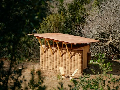 Prototipo de la casa TOVA, la futurista cabaña de barro impreso que sirve de prueba en los terrenos de Valldaura Labs en un rincón del macizo de Collserola (Barcelona).