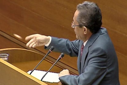 Luna arroja un guijarro en las Cortes Valencianas durante el debate de la región.