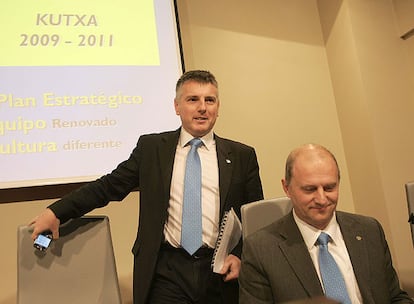 El presidente de Kutxa, Xabier Iturbe, precedido por Carlos Ruiz, nuevo responsable de la Obra Social, en su comparecencia de ayer.