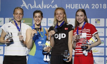 La española Carolina Marín, medalla de Oro, la rusa Evgeniya Kosetskaya medalla de Plata, y la danesa Natalia Koch Rohde (2d), medalla de Bronce, y la alemana Yvonne Li, medalla de Bronce, en el podium de individual femenino del campeonato Europeo de Badminton celebrado en Huelva. 