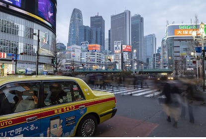 Los pasos de peatones de Tokio (en la imagen, uno en el barrio de Kabukicho) en plena hora punta son un espectáculo urbano de primer nivel.<br><br>Me fascinan los contrastes de Japón, un país donde las tradiciones centenarias comparten espacio y tiempo con la más rabiosa tecnología del futuro. Es curioso que, de cerca, muchos de los tópicos que arrastramos sobre esta potencia asiática resulten ser ciertos.<br>