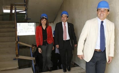 El exconselleiro de Economía Javier Guerra, en primer término, en la visita que realizó en 2011 a las obras del edificio donde se ha puesto en marcha la residencia de Bóveda.