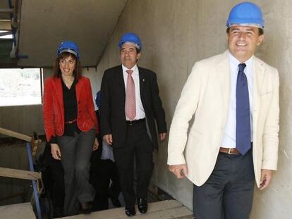 El exconselleiro de Econom&iacute;a Javier Guerra, en primer t&eacute;rmino, en la visita que realiz&oacute; en 2011 a las obras del edificio donde se ha puesto en marcha la residencia de B&oacute;veda.