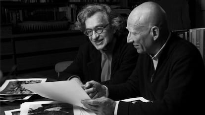 O cineasta Wim Wenders e o fotógrafo Sebastião Salgado em cena do documentário 'O sal da terra'.