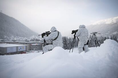 Varios policías vigilan desde el tejado del Centro de Congresos en la víspera de inauguración del 47º Foro Económico Mundial de Davos (Suiza).