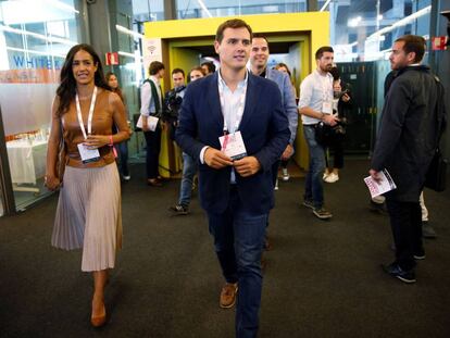 El líder de Ciudadanos, Albert Rivera, y la concejal del Ayuntamiento de Madrid Begoña Villacís, durante su visita ayer al South Summit, encuentro de emprendedores que se celebra en Madrid.