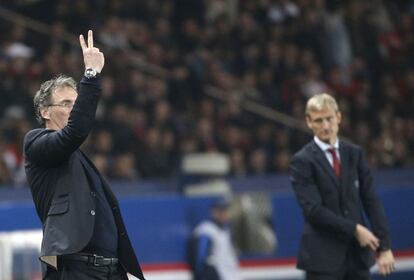 Laurent Blanc, entrenador del PSG, gesticula mientras Sami Hyypiae, del Leverkusen observa.