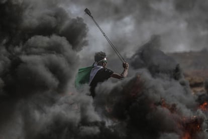 Un joven palestino lanza una piedra durante las protestas contra las tropas israelíes frente a la frontera de Gaza, el 8 de junio.