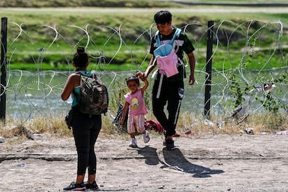 Cada año, miles de migrantes huyen de la violencia o la pobreza en América Central y del Sur e intentan cruzar la frontera hacia los Estados Unidos en busca del llamado sueño americano.