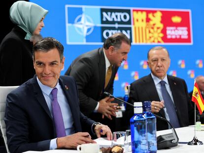 Pedro Sánchez y el presidente turco, Recep Tayyip Erdogan (a la derechad de la imagen), este jueves en la cumbre de la OTAN en Madrid.