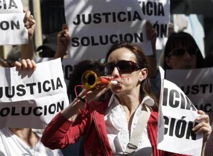 Medio centenar de huelguistas protestan ayer frente al ministerio.