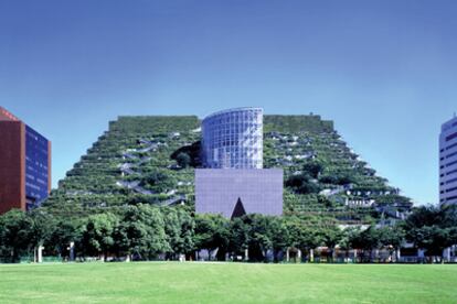 Combinar, rentabilizar el suelo y la necesidad de espacios verdes de los ciudadanos es el objetivo del Edificio Acros, diseñado por el arquitecto Emilio Ambasz en Fukuoka (Japón). Tiene 60 metros de altura y en el sistema de terrazas que crean su cubierta vegetal coexisten 76 especies vegetales. Un sistema de oxigenar la ciudad al mismo tiempo que se conserva la temperatura del edificio y se ahorra consumo energético.