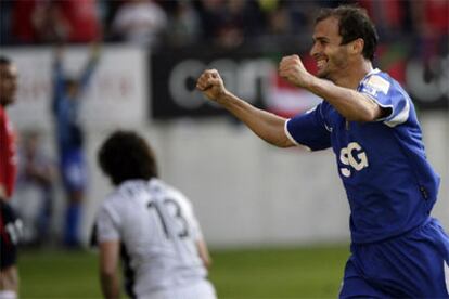 Mariano Pernia celebra su gol contra Osasuna.