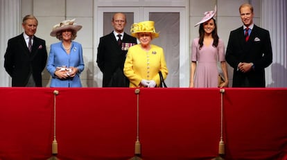 La familia real británica de cera en el balcón de palacio.