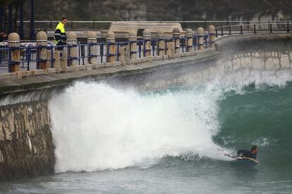 Un surfista en la playa del Sardinero de Santander (Cantabria).