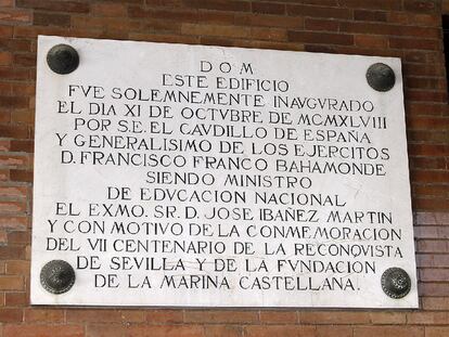 Placa ubicada en la Escuela Politécnica Superior de Sevilla.