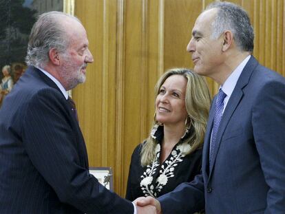 El Rey saluda al ministro de Economía marroquí ante Trinidad Jiménez.