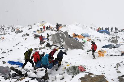 Els equips de rescat traslladen un ferit en una allau.