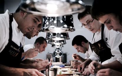 El chef Andoni Luis Aduriz (con gafas) con su equipo en la cocina de Mugaritz.