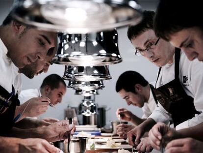 El chef Andoni Luis Aduriz (con gafas) con su equipo en la cocina de Mugaritz.