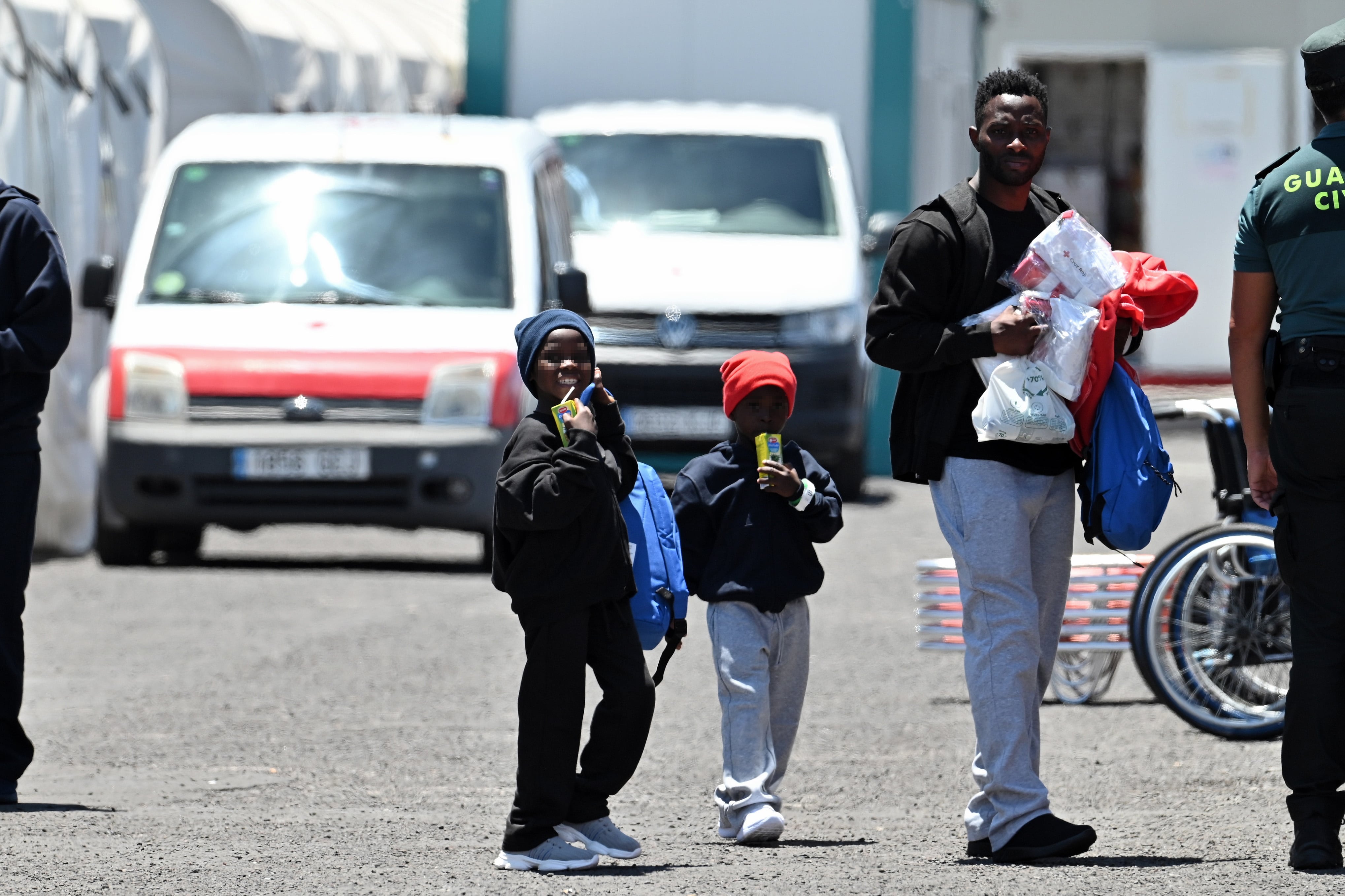 Canarias instalará carpas en puertos de cuatro islas para atender a menores migrantes 