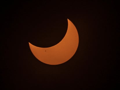 Miles de personas asistieron a las islas de Ciudad Universitaria para presenciar el eclipse de sol anular que se vio de forma parcial en Ciudad de México, el 14 de Octubre De 2023.