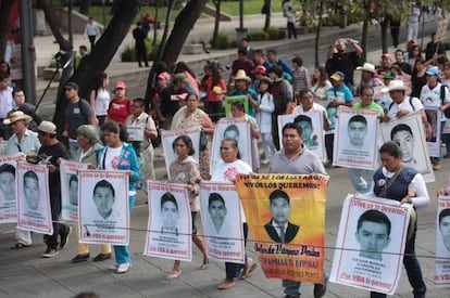 Manifestación por la desaparición de 43 estudiantes en Iguala.