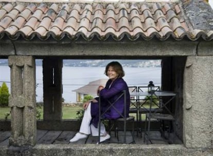 La noruega Randi Hanssen en el hórreo de su Hotel Casa Rectoral de Cobres (Vilaboa, Pontevedra).