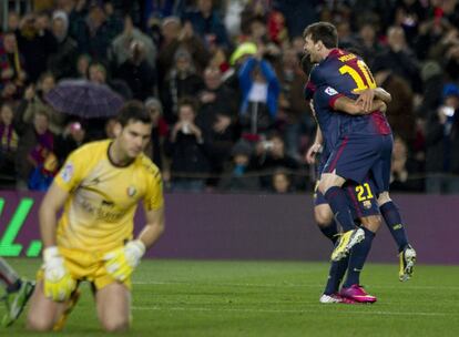 Messi celebra con su compañero Adriano uno de los goles que marcó.