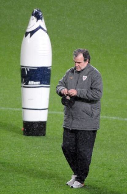 Bielsa durante el entrenamiento de su equipo en Old Trafford