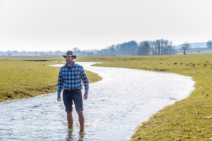 El explorador y naturalista Tristan Gooley en el río Lavant, cerca de Chichester, Reino Unido.