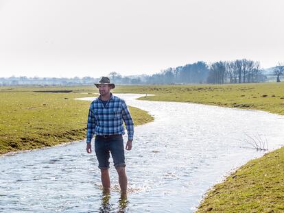 El explorador y naturalista Tristan Gooley en el río Lavant, cerca de Chichester, Reino Unido.