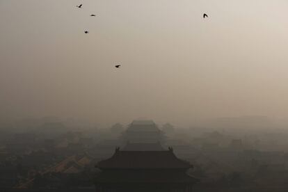 La neblina cubre la Ciudad Prohibida de Pekín (China).