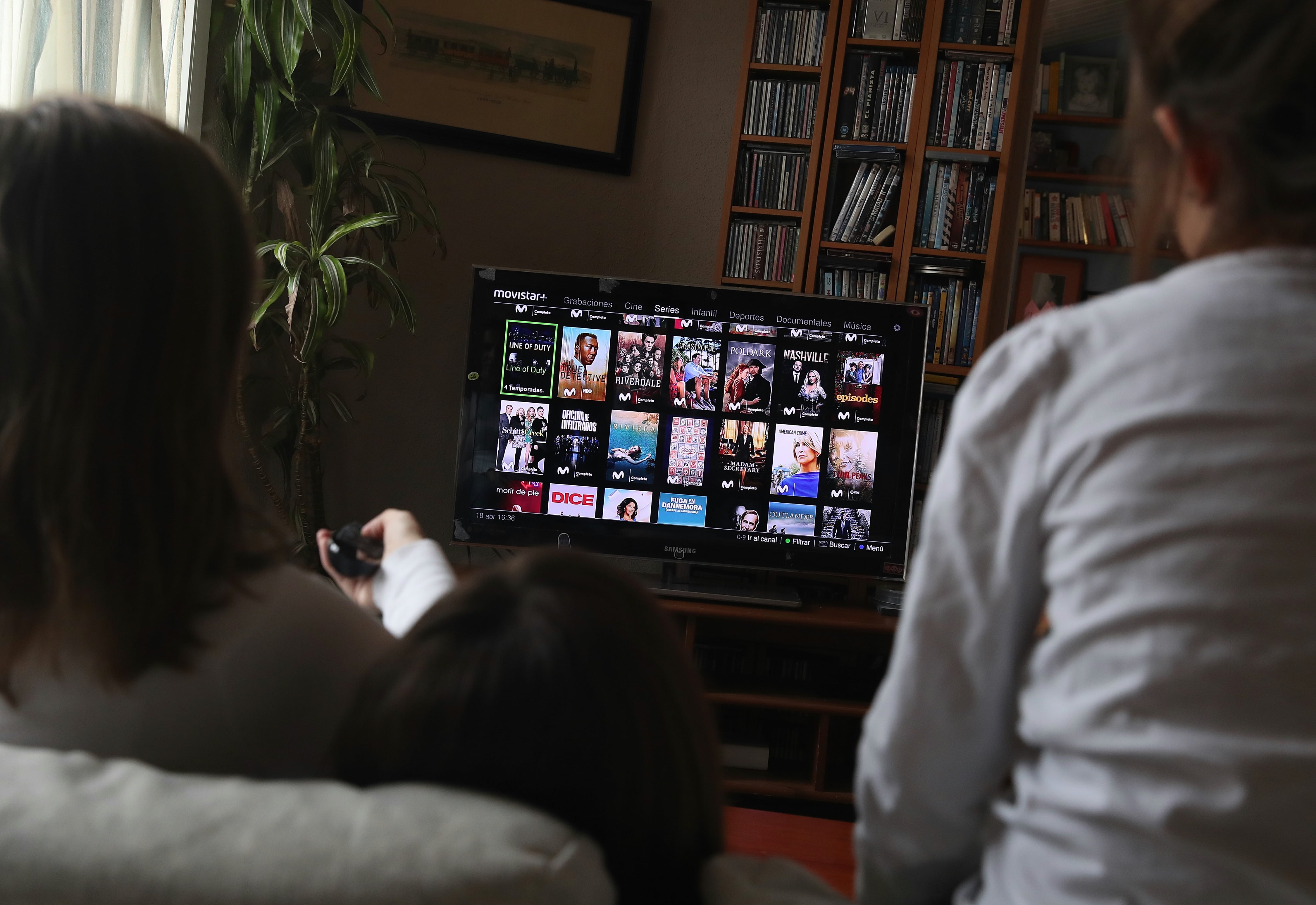 Una familia ve la televisión de una plataforma de pago.
